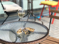 Déguster huitres et vin blanc à St Denis d'Oléron café la Dyo