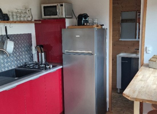 Chalet avec cuisine équipée et réfrigérateur à Oléron